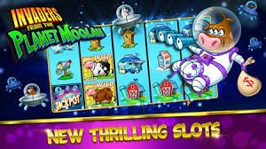 Dealer profesional melempar tiga dadu dalam permainan Lightning Dice di ligabandot90